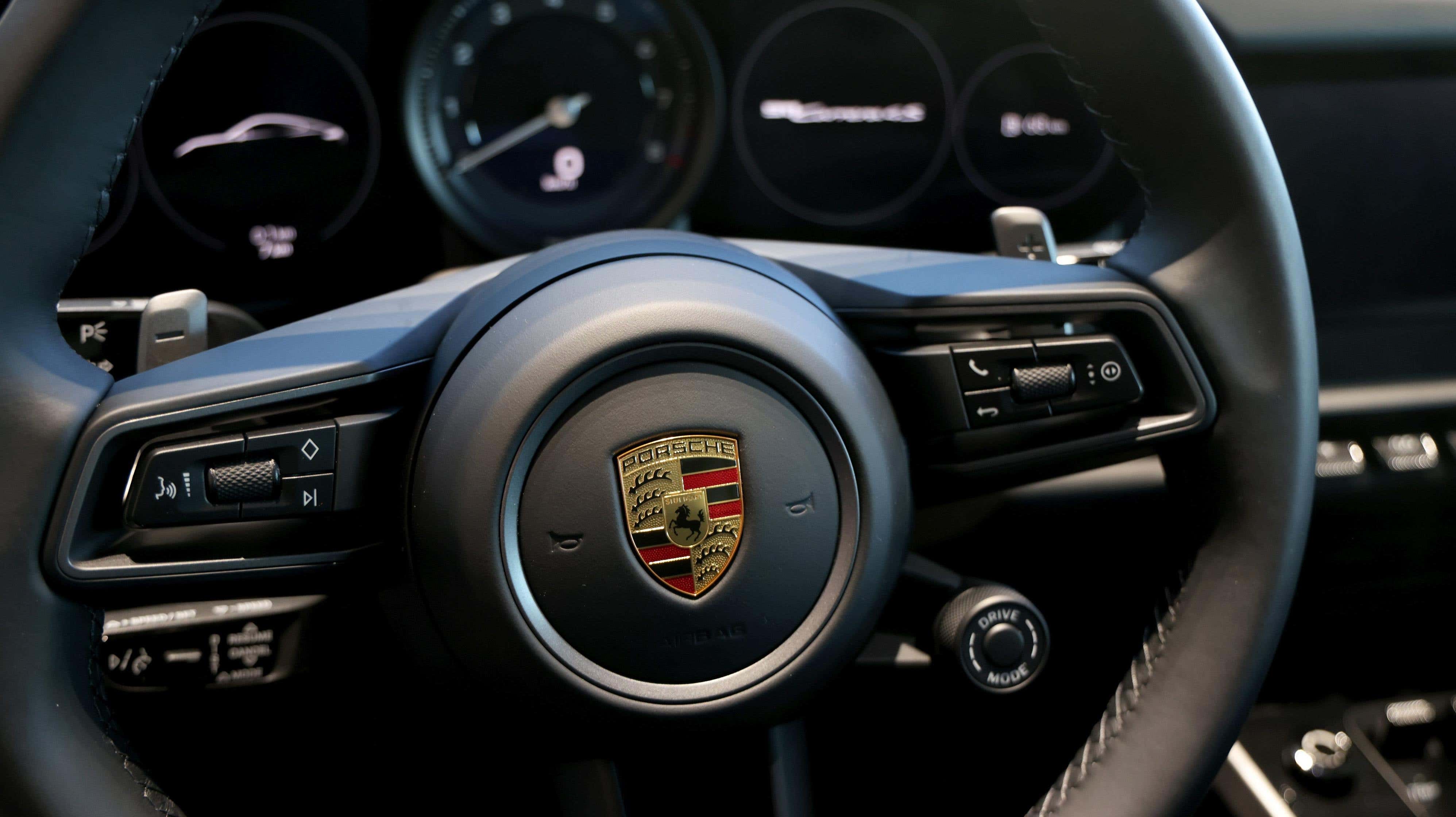 Bild für Artikel mit dem Titel „Es gibt einen Tippfehler auf dem Armaturenbrett des Porsche 911“.